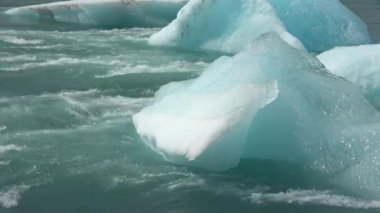 İzlanda, Jokulsarlon Gölü, İzlanda 'daki Buzul Gölünde yüzen Turkuaz buzdağları.