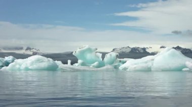 İzlanda, Jokulsarlon Gölü, İzlanda 'daki Buzul Gölünde yüzen Turkuaz buzdağları.
