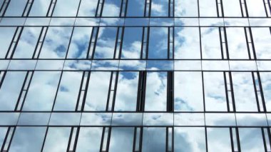 Bir ofis binasının cam cephesinden yansıyan bulutlarla dolu mavi bir gökyüzünün zaman akışı..