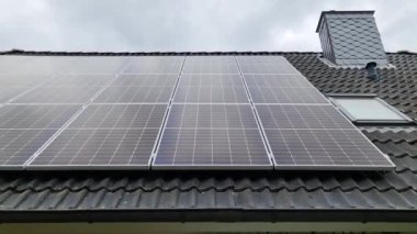 Güneş panelleri bir konutun çatısında temiz enerji üretiyor.