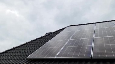 Güneş panelleri bir konutun çatısında temiz enerji üretiyor.
