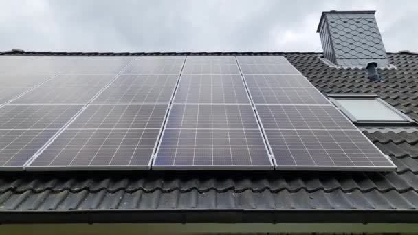 Painéis Solares Produzindo Energia Limpa Telhado Uma Casa Residencial — Vídeo de Stock