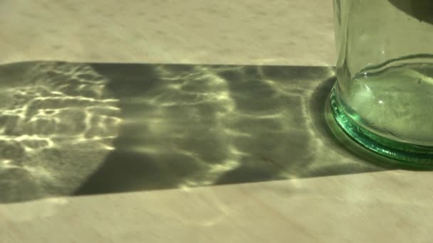 影と因果的な光の効果を持つ飲料ガラスの時間経過 — ストック動画