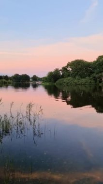 Kuzey Avrupa 'da küçük bir gölde güzel bir gün batımı manzarası