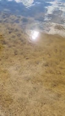 Yansıtıcı su yüzeyi olan güzel bir göl manzarası.