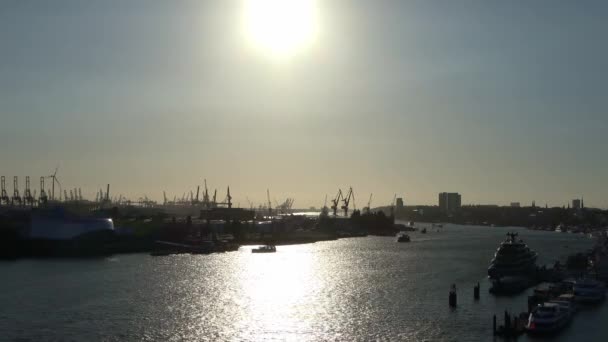 Blick Auf Die Silhouette Des Hamburger Hafens Gegen Die Tiefstehende — Stockvideo