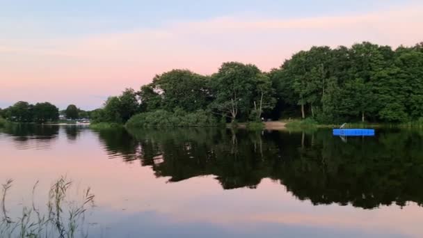 Hermoso Paisaje Lago Durante Atardecer Con Una Superficie Agua Reflectante — Vídeos de Stock