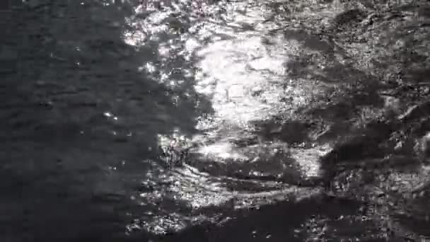 Powierzchnia Wody Małymi Falami Odbijającymi Światło Chmury — Wideo stockowe
