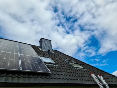 Güneş panelleri bir konutun çatısında temiz enerji üretiyor.