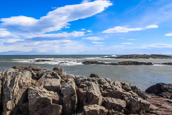 Surf Una Spiaggia Rocciosa Con Sabbia Nera Islanda — Foto Stock