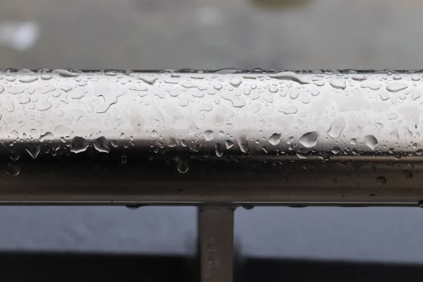 Regen Druppels Een Zwart Metalen Oppervlak Een Close Zicht — Stockfoto