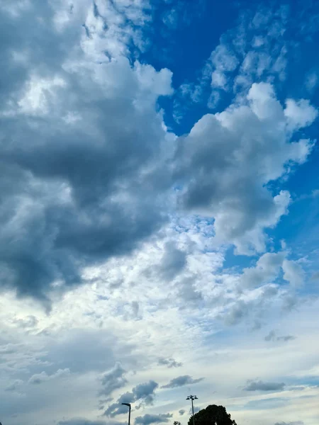 深い青色の夏の空に美しいふわふわの白い美しい雲の形成 — ストック写真