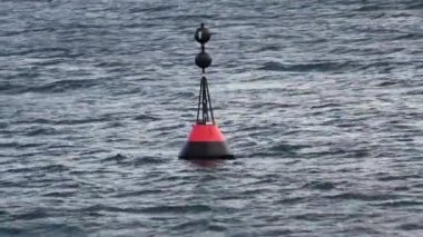 Timmendorfer Strand 'da fırtınalı Baltık Denizi' nde bir şamandıra.