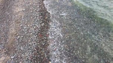 Rüzgarlı bir günde Baltık Denizi sahillerinde dalgalar