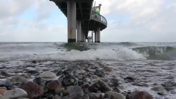 ティムメンデルファー ストランドのNiendorfの桟橋の下の嵐のバルト海の眺め — ストック動画
