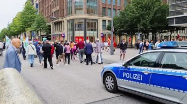 Hamburg, Almanya - 20 Ağustos 2022: Hamburg şehir merkezinde düzenlenen gösteride bir Alman polis aracı.