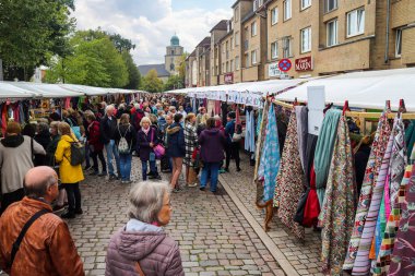Neumuenster, Almanya - 25. Eylül 2022: Almanya 'da çok ziyaretçi bulunan kamusal kumaş pazarı