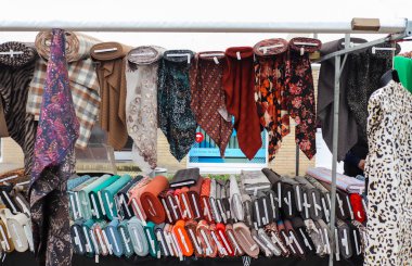 Neumuenster, Almanya - 25. Eylül 2022: Almanya 'da çok ziyaretçi bulunan kamusal kumaş pazarı