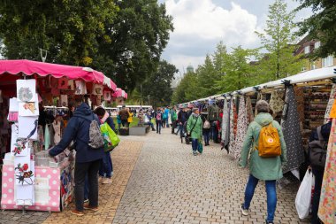Neumuenster, Almanya - 25. Eylül 2022: Almanya 'da çok ziyaretçi bulunan kamusal kumaş pazarı