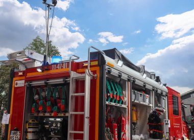 Neumuenster, Almanya - 24. Sezon 2022: Alışveriş merkezinin önünde mavi ışıklı Neumuenster itfaiye araçları