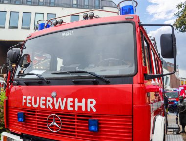 Neumuenster, Almanya - 24. Sezon 2022: Alışveriş merkezinin önünde mavi ışıklı Neumuenster itfaiye araçları