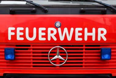 Neumuenster, Almanya - 24. Sezon 2022: Alışveriş merkezinin önünde mavi ışıklı Neumuenster itfaiye araçları