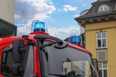 Neumuenster, Almanya - 24. Sezon 2022: Alışveriş merkezinin önünde mavi ışıklı Neumuenster itfaiye araçları