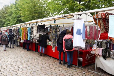 Neumuenster, Almanya - 25. Eylül 2022: Almanya 'da çok ziyaretçi bulunan kamusal kumaş pazarı