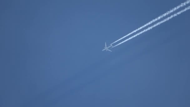 Düsenflugzeug Hoch Himmel Hinterlässt Kondensstreifen Klaren Blauen Himmel — Stockvideo