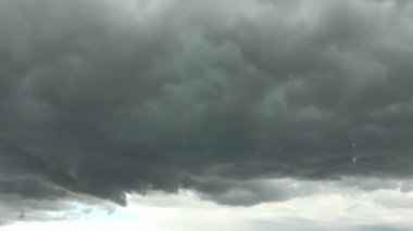 Çarpıcı kara bulut oluşumları sağanak fırtınadan hemen önce