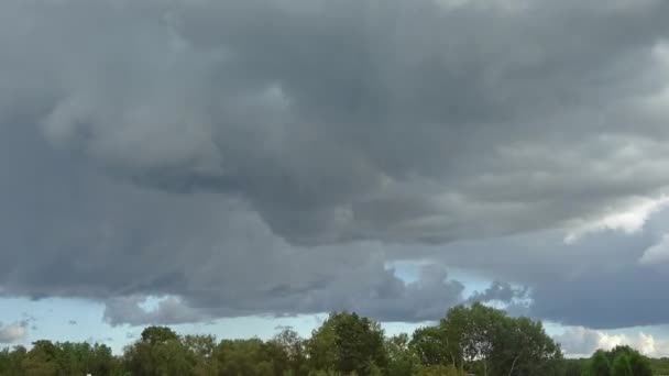 Ohromující Temné Útvary Mraků Těsně Před Bouří — Stock video