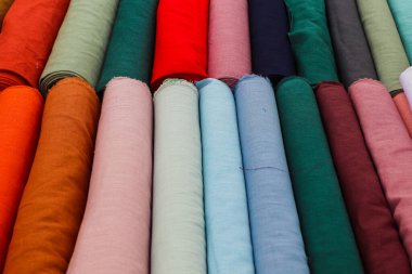 Kumaş pazarında bulunan kumaş ve kumaş örneklerine farklı renklerde yakından bakmak.