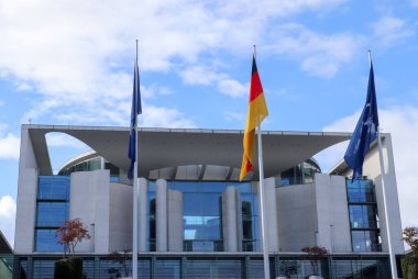Berlin, Almanya - 03.Ekim 2022: Almanya ve AB bayraklarıyla Berlin 'deki Başbakanlık