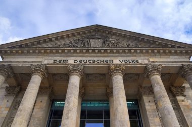 Berlin, Almanya - 03. Ekim 2022: Berlin 'de 3 Ekim' de Alman Reichstag inşaatı