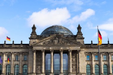 Berlin, Almanya - 03. Ekim 2022: Berlin 'de 3 Ekim' de Alman Reichstag inşaatı