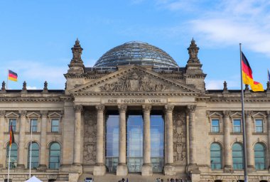 Berlin, Almanya - 03. Ekim 2022: Berlin 'de 3 Ekim' de Alman Reichstag inşaatı