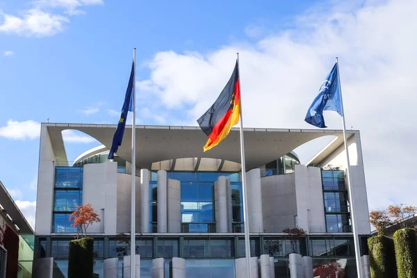 Berlin Niemcy 2022 Kancelaria Berlinie Flagami Niemiec Pod Błękitnym Niebem — Zdjęcie stockowe
