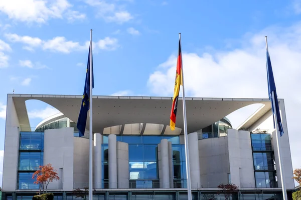 Berlin Niemcy 2022 Kancelaria Berlinie Flagami Niemiec Pod Błękitnym Niebem — Zdjęcie stockowe