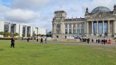 Berlin, Almanya - 03. Ekim 2022: Berlin 'de 3 Ekim' de Alman Reichstag inşaatı