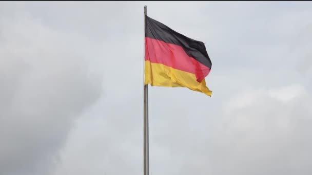 Una Bandiera Della Germania Che Sventola Lentamente Nel Vento Pennone — Video Stock