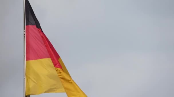 Una Bandera Alemania Ondeando Lentamente Viento Sobre Asta Bandera — Vídeos de Stock