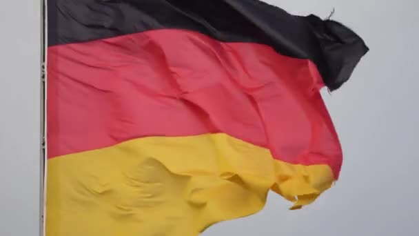 Μια Σημαία Της Γερμανίας Κυματίζει Αργά Στον Άνεμο Ένα Κοντάρι — Αρχείο Βίντεο