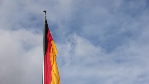 Una Bandera Alemania Ondeando Lentamente Viento Sobre Asta Bandera — Vídeos de Stock