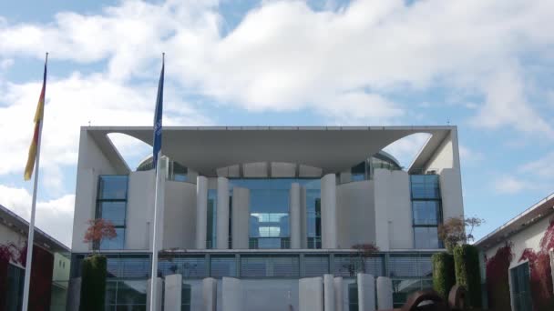 Берлин Германия October 2022 Chancellery Berlin Flags Germany Blue Sky — стоковое видео