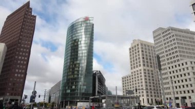 Berlin, Almanya - 03. Ekim 2022: Berlin 'deki Potsdamer Platz' da Alman Demiryolları genel merkezinin inşaatı