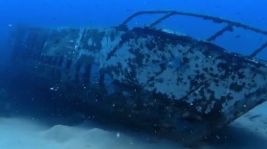 Deniz tabanındaki bir gemi enkazının sualtı görüntüleri.