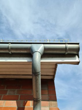 Siyah çatı kiremitleri ile Velux tarzı çatı penceresi