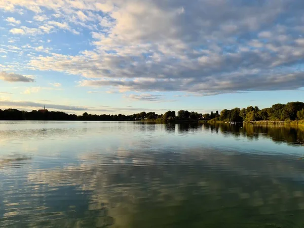 Bela Paisagem Lago Com Uma Superfície Água Reflexiva — Fotografia de Stock