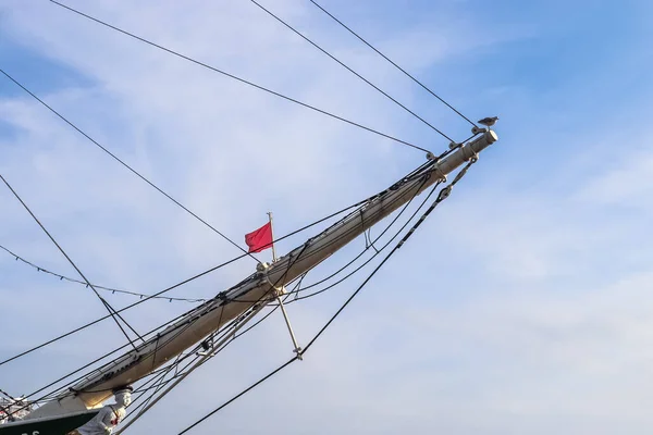 いくつかのセーリングボートの青い空に対するセーリング船マストリギングの詳細 — ストック写真