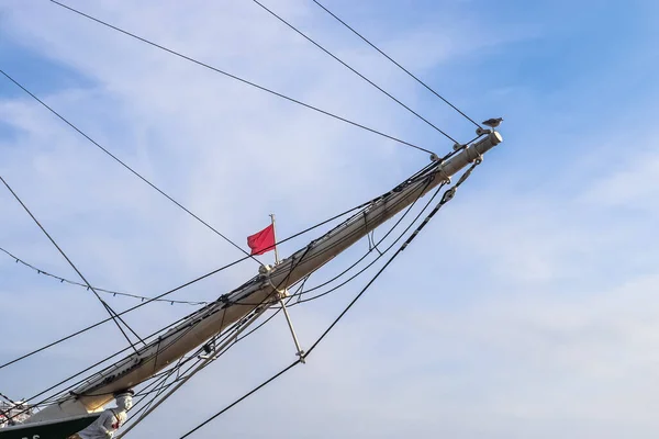 Barco Vela Mástil Contra Cielo Azul Algunos Veleros Con Detalles —  Fotos de Stock